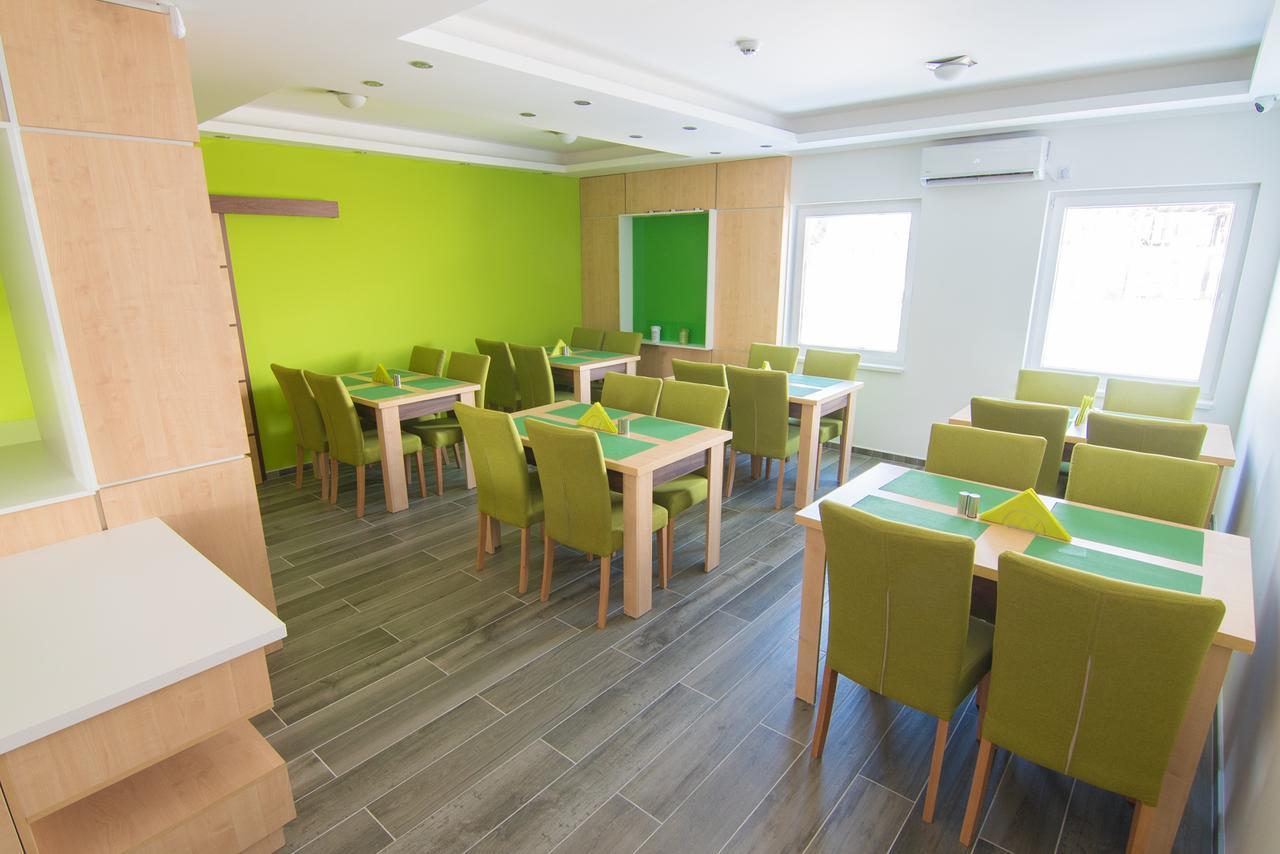 Laurus Motel Airport Tuzla Zivinice Экстерьер фото